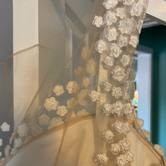 Wedding dress - Picture 6 of 9